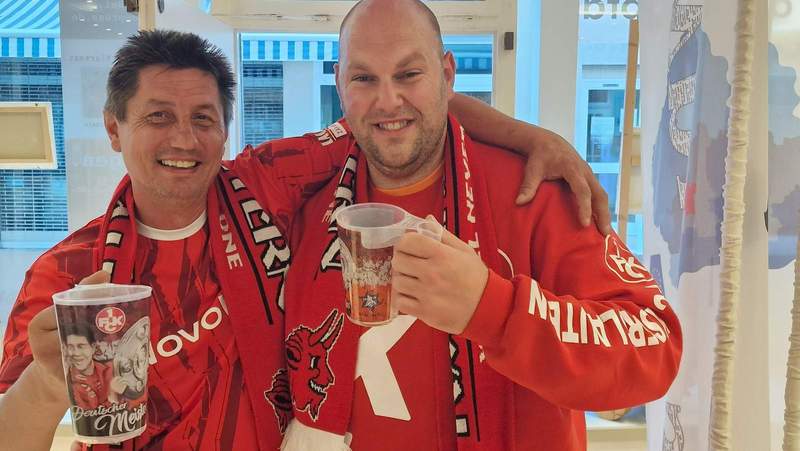Olé, olé, olé. Der 1. FCK hat gegen Darmstadt 98 im Heimspiel gewonnen. Ergebnis 3:1. Peter und Andreas haben über glücklich nach ihrer Rückkehr aus der Westpfalz bei suewpress.de vorbeigeschaut. Sie trinken jetzt noch ääner. Aller hopp. Uff die Deifel vum Betze ... Foto. rw. 