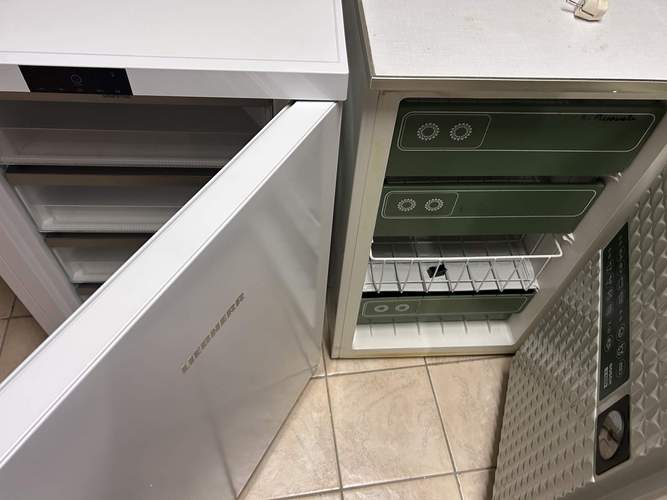 Rechts der alte Bosch-Gefrierschrank. Links der neue von der Firma Liebherr. Foto. VG. Edenkoben.