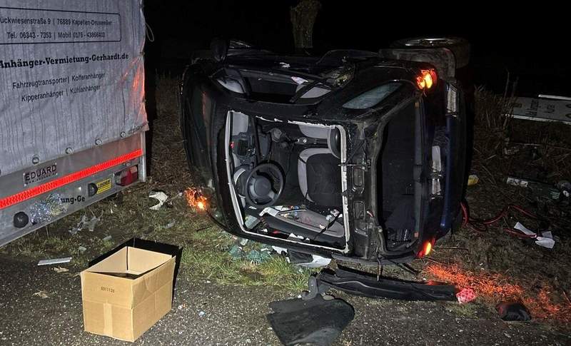 Zwischen BZA und Kapellen auf der B 427 war ein Smart-Fahrer in der heutigen Mittwochfrüh trotz Winterglätte zu schnell unterwegs und verunfallte. 