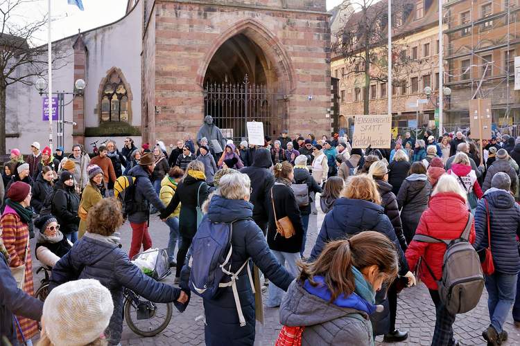 Abschlusskundgebung vor der Gedächtniskirche. Ordentlich was los. Foto. Norman Krauß.