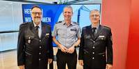 Andreas Sarter (Polizei-Präsident, Mitte) verabschiedete Thomas Lederer (rechts) als Leiter der Polizei-Inspektion Wörth in den Ruhestand und stellte Alexander Graczy als dessen Nachfolger vor. 