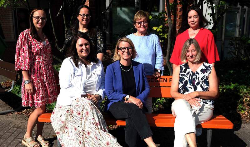 Die Gleichstellungsbeauftragten. Von links, sitzend. Stephanie Heikamp (VG Herxheim), Isabelle Stähle (Kreis SÜW), Simone Gauweiler-Herz (VG Edenkoben). Sowie stehend von links. Sandra Hubert (VG LD-Land), Claudia Lang (VG Maikammer), Marita Rothmann (VG BZA) und Nicole Kruppenbacher (VG Offenbach). Es fehlt im Bild Inge Keller (VG Annweiler). Foto. KV. SÜW. Frei. 