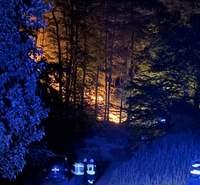 Die Feuerwehr konnte den Waldbrand unterhalb der Burg Berwartstein am Donnerstag rasch löschen.