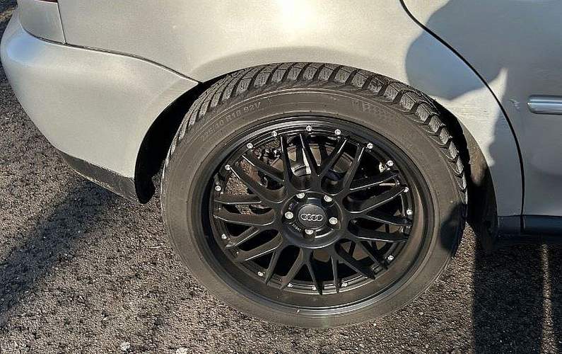 Von der Polizei bemängelt. Getunte Autoreifen an einem Wagen auf der A 65.