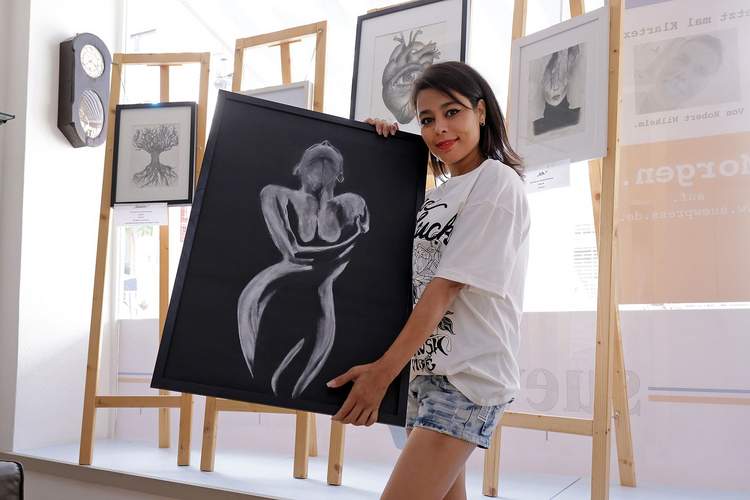 Auch in der Redaktion von suewpress.de herrschte am gestrigen Sonntag Betrieb beim Secco-Empfang. Auch war die persische Künstlerin Niloufar Khandan da, um ihre Ausstellung in der Redaktion zu präsentieren. Foto. Norman Krauß. 
