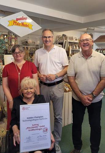Landrat Dietmar Seefeldt (Zweiter von rechts) und MBB-Geschäftsführer Uwe König (rechts) zu Besuch bei der „Gutting-Pfalznudel-GmbH" mit Gerlinde Thielen (links vorne) und Dr. Corinna Schreieck (links), die das Unternehmen gemeinsam führen. Foto. KV. SÜW. Frei.