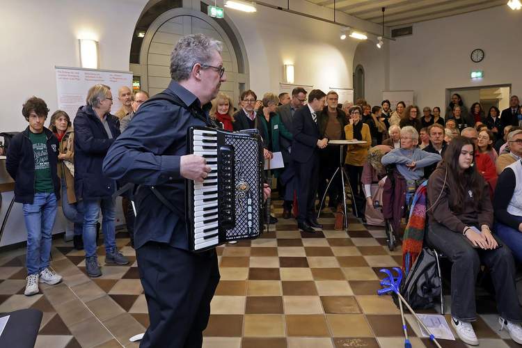 Michael Letzel spielte jiddische Musik auf dem Akkordeon. Foto. Norman Krauß. 