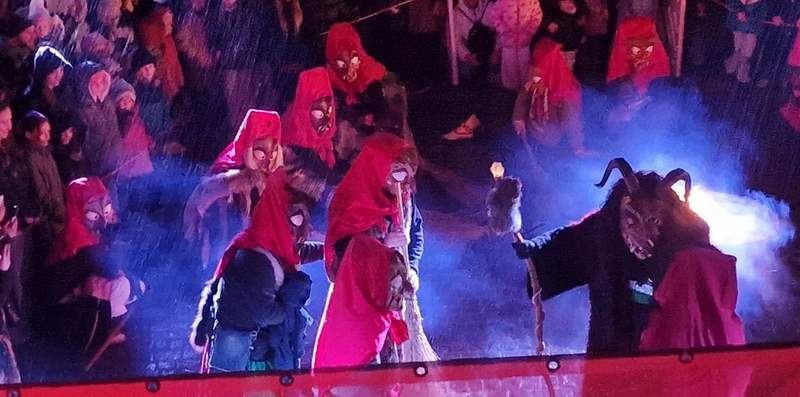 ... und um ihren Hexenmeister, der eine Junghexe durch Taufe in den Bund der Hutschelhexen aufnahm. Und das bei den sogar in der pechschwarzen Nacht zu sehenden Regen-Bindfäden in Schauerform ... Foto. Niloufar. 