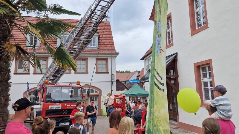 Kistenklettern am Alten Rathaus. Foto. rw. 