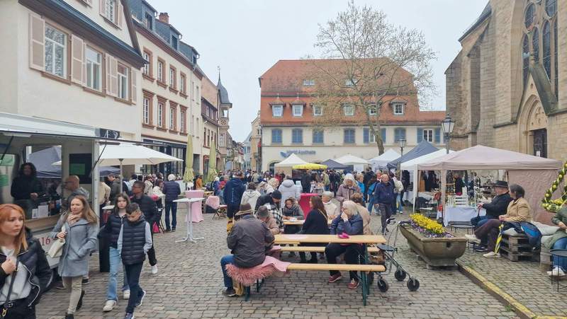 Der Marktplatz mit etlichen Ständen zieht die Besucher an. Foto. rw. 