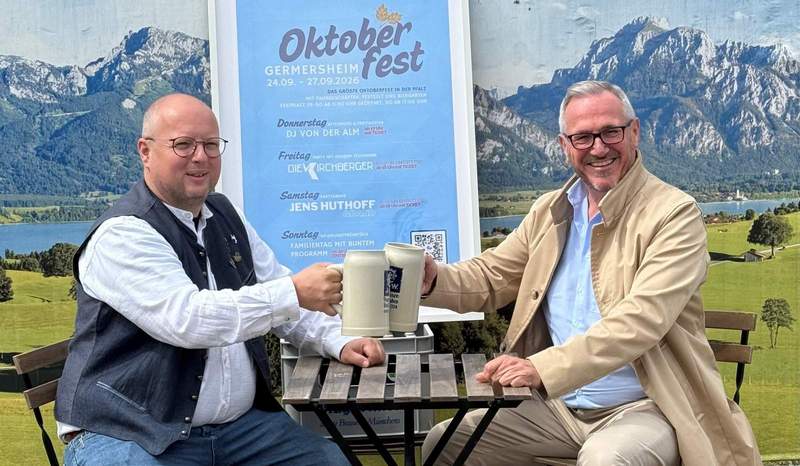 Das größte Oktoberfest der Pfalz wird in GER gefeiert. Thomas Storz, Geschäftsführer der Gaumenfreunde GmbH, (links) und Bürgermeister Marcus Schaile haben den Vertrag unterzeichnet. Foto. KV. GER. Frei. 