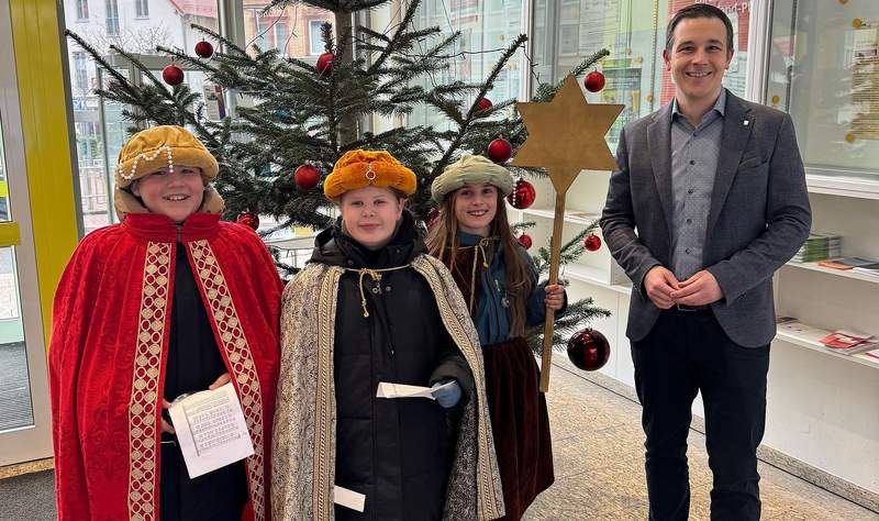 Der Annweiler Bürgermeister Christian Burkhart mit den Sternsingern im Foyer der Verwaltung. Foto. VG. Frei.