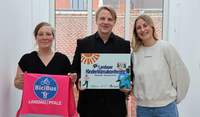 Bürgermeister Lukas Hartmann sowie Jenni Follmann (l.) und Pia Maas von der städtischen Klimastabsstelle freuen sich über die doppelte Klima-Auszeichnung für LD. Foto. Stadt. LD. Frei. 
