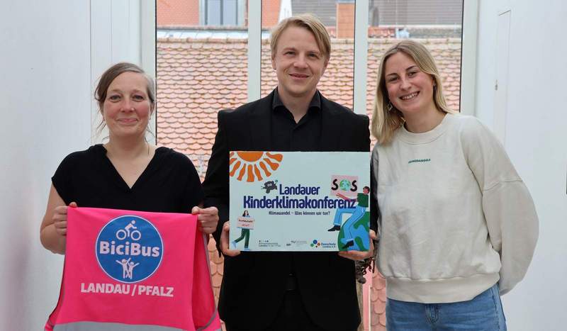 Bürgermeister Lukas Hartmann sowie Jenni Follmann (l.) und Pia Maas von der städtischen Klimastabsstelle freuen sich über die doppelte Klima-Auszeichnung für LD. Foto. Stadt. LD. Frei. 