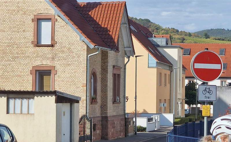 Laut Stadtbürgermeister Hermann Augspurger ist das Teilstück der Poststraße zwischen Markt- und Weinstraße seit vielen Jahren keine Einbahnstraße mehr. Foto. rw. 