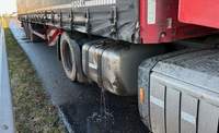 Ein Lkw ist mit der Leitplanke auf der A 65 bei LD kollidiert. Infolge liefen 400 Liter Diesel aus.