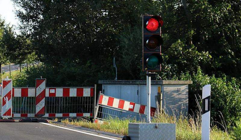 Ab kommender Woche ist die B 10 an der Felsnase zwischen Hauenstein und Hinterweidenthal nur 1-spurig befahrbar. Grund sind Baumfällarbeiten. 