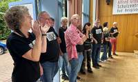 Da stehen sie und warten auf ihren Auftritt in der Schul-Aula von BZA. Die Mitglieder der ersten Schülerband in RLP. Die Gründungsmitglieder von vor 50 Jahren. Am heutigen Sonntagmorgen. Foto. Privat. 