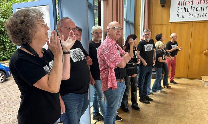 Da stehen sie und warten auf ihren Auftritt in der Schul-Aula von BZA. Die Mitglieder der ersten Schülerband in RLP. Die Gründungsmitglieder von vor 50 Jahren. Am heutigen Sonntagmorgen. Foto. Privat. 