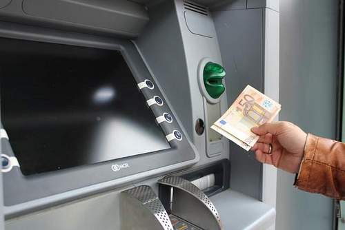 25.08.2026 - 500 Euro im Automaten. Ehrlicher Finder. 13 Jahre alt.