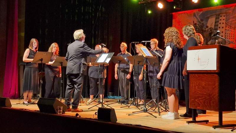 Die musikalische Umrahmung lag in den Händen von Peter Kusenbach mit der Formation "Herztöne". Foto. rw. 
