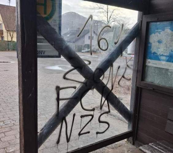 Beschmiertes Buswartehäuschen in Queichhambach. 