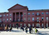 Die Stadt KA (hier das Rathaus) verlässt die Social-Media-Plattform "X". Foto. Stadt. KA. Monika Müller-Gmelin. Frei.