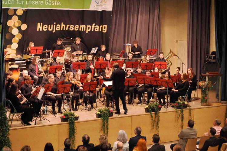 Das Kreisjugendorchester unter Jochen Schnepf spielte sein Neujahrskonzert. Foto. Dieter Hammann. Frei. 