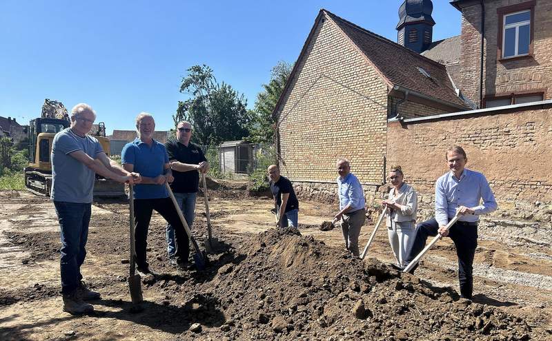 Von links. Erster Beigeordneter der Gemeinde Flemlingen Georg Minges, Ortsbürgermeister Peter Henrich, Wehrführer Rainer Wadlinger, Architekt Joachim Flickinger von Architypus Architekten, Erster Beigeordneter und Brandschutzdezernent Eberhard Frankmann, Tanja Renno vom Fachbereich Bauen und Umwelt und Bürgermeister Daniel Salm beim symbolischen Zeichen zum Start der Bauarbeiten. Foto. VG. Frei.