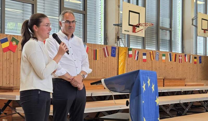 Lena Dürphold und Dietmar Seefeldt gratulierten den Preisträgerinnen des Europäischen Wettbewerbs aus Stadt und Landkreis in der Turnhalle des MSG in LD. Foto. Marion Beygo. Pressefrei.