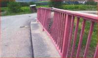 Beschädigt. Das Geländer der Feldwegebrücke über die B 38 zwischen BZA und Niederhorbach.