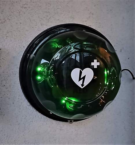 Beispiel für einen öffentlich zugänglichen Notfall-Defibrillator (AED), der ohne Vorbildung angewendet werden kann. Foto. W. G. Stähle.