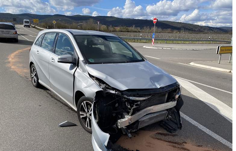 In Deidesheim hat es in Folge missachteter Vorfahrt gekracht. 13.000 Euro Schaden. 