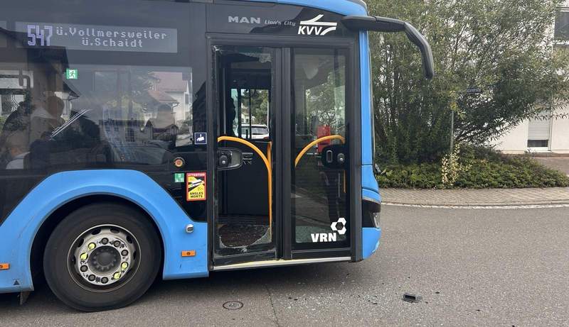Der Schulbus-Fahrer hat in BZA am gestrigen Dienstag die Vorfahrt eines Pkw missachtet. Es ging nix mehr.
