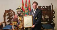 Der ghanische Stammes-König Cephas Kosi Bansah, der seit Jahrzehnten in LU lebt hat Michael Landgraf aus NW zum Königlichen Berater ernannt. Foto. sp. 
