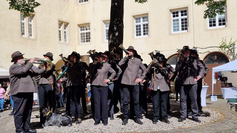 Die Blaskapelle des Hegerings Süd stimmt musikalisch auf die Eröffnung des deutsch-französischen Bauernmarktes im Schlossinnenhof ein. 