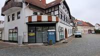 Der kleine, 2023 geschlossene Sepps Laden in BZA am Ende der FuZo, baut die Edeka-Markt-Betreiber-Familie Albrecht zu einem Schulungszentrum für die eigenen rund 170 Mitarbeiter um. Wenn alles klappt, ist Ende April alles fertig. Foto. rw.