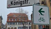 Über die Eiskristalle lässt es sich für die Netzbauerin derzeit nicht sonderlich gut gleiten. Der Bau ist eingestellt am Verkehrsschild eingangs des Marktplatzes in BZA. Foto. rw.