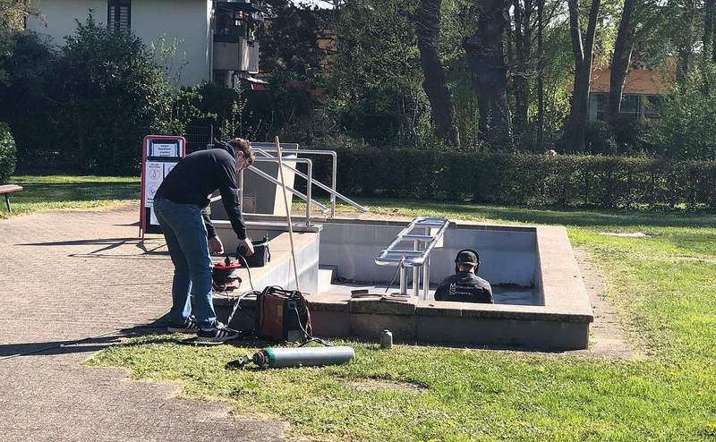 Heute sind Handwerker zur Reparatur des Kneipp-Tretbeckens im Kurpark von BZA angerückt. 