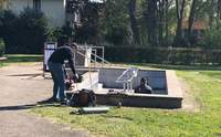 Heute sind Handwerker zur Reparatur des Kneipp-Tretbeckens im Kurpark von BZA angerückt. 