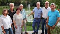 Haben die neue Fontäne eingeweiht. Von links. Sabine Klein (Leiterin der Grünflächenabteilung im Umweltamt der Stadt Landau), Frank Hetzer, Erika Stein und Günter Haas (erweiterter Vorstand des Freundeskreises), Bernd Schmidt (stellvertretender Vorsitzender des Freundeskreises), Dominik Geißler (OB der Stadt LD) sowie Dirk Wollenschläger (1. Vorsitzender des Freundeskreises. Foto. Stadt. LD. Pressefrei. 
