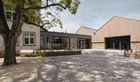 Das Dorfgemeinschaftshaus im LDer Stadtdorf Mörzheim ist eines von zwei kommunalen Projekten, die in diesem Jahr beim Tag der Architektur mit dabei sind. Foto. J. Sinnwell. Pressefrei.