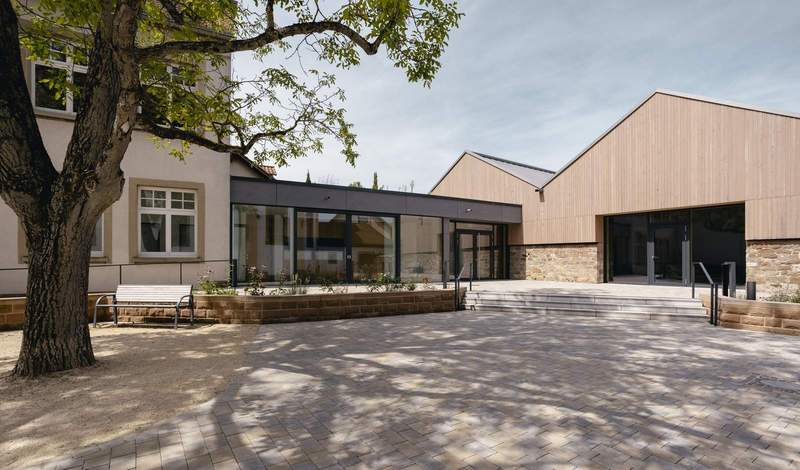 Das Dorfgemeinschaftshaus im LDer Stadtdorf Mörzheim ist eines von zwei kommunalen Projekten, die in diesem Jahr beim Tag der Architektur mit dabei sind. Foto. J. Sinnwell. Pressefrei.