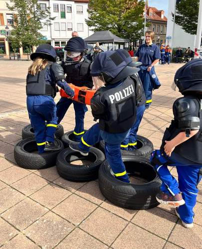 Die THW-Bambinis BZA gaben bei der Personenrettung durch einen Parcours der Bundespolizei in der Germersheimer Innenstadt alles. Foto. KV. SÜW. Frei. 
