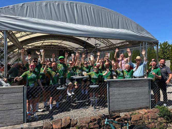 Das Schirmbar-Vitus-Team von Rennstall-Meister Bernd Pfeffer kurz vor dem Start am heutigen Samstagmorgen. 