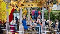 Anja Zenz, die neue Weinkönigin (von der Mosel) beim Umzug des Deutschen Weinlesefestes am gestrigen Sonntag in NW. 