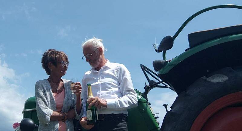 Ein Gläschen Sekt zur Mittagsrast. 42. Hochzeitstag der Traktor-Abenteurer Birgit und Albert Getto aus Oberotterbach auf ihrem Rückweg mit ihrem Traktor-Wohnwagen-Gespann von der türkischen Mittelmeerküste nach Oberotterbach. Hier noch in Tirol. Foto. Getto. 