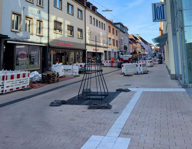 Gute Nachrichten aus der Königstraße: Ab sofort ist der gesamte Abschnitt zwischen Bachgasse und Rosengasse wieder begehbar. Foto. Stadt. LD.