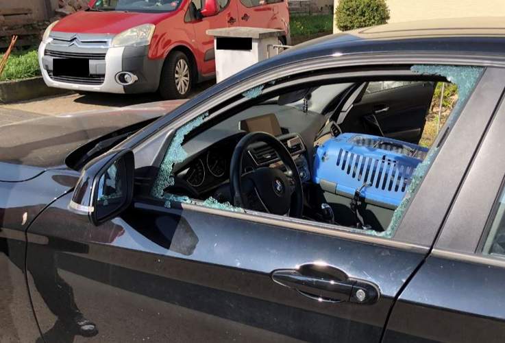 Scheibe eingeschlagen und Geldbeutel gestohlen. Passiert in Rohrbach in der Nacht von Freitag auf Samstag.