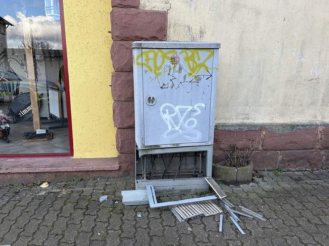 Erst an-, dann weggefahren. Ein Autofahrer gegen einen Stromkasten. In Maikammer.